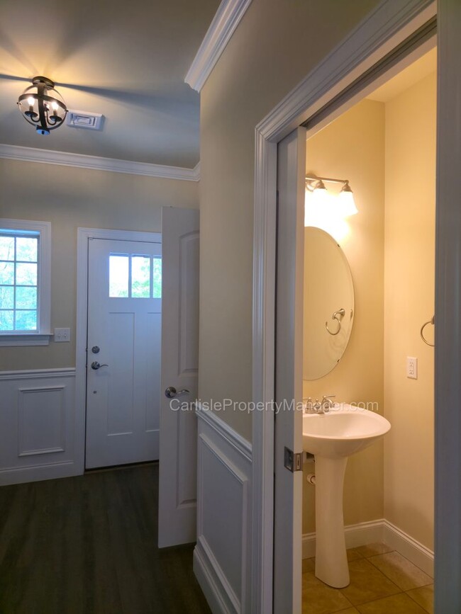 Building Photo - Duplex includes 2 car garage, laundry, pat...