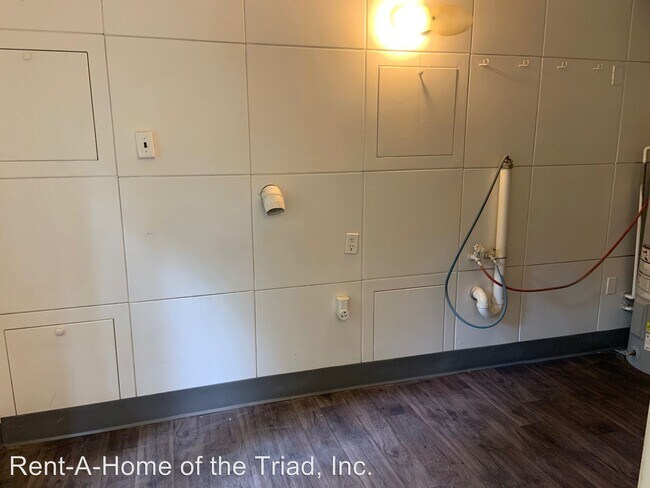 Building Photo - 2 br, 1 bath House - 2103 Dellwood Drive