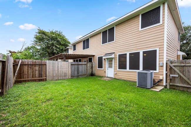 Building Photo - 12475 Saratoga Woods Ln