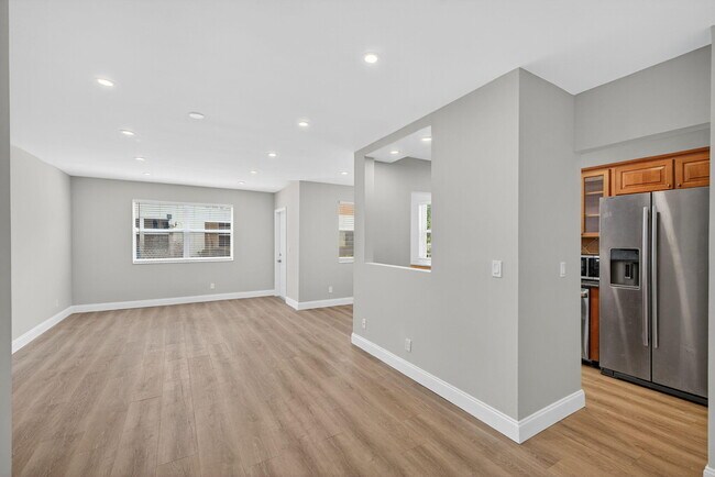 Building Photo - 2591 NE 55th Ct