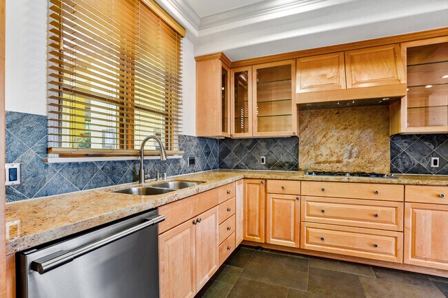 Building Photo - 985 N Michillinda Ave