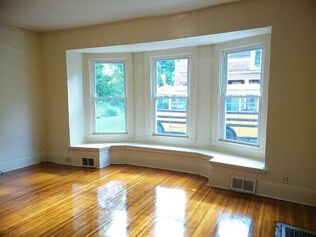 Building Photo - AVAILABLE 8/1/26 - Bright and Spacious One...