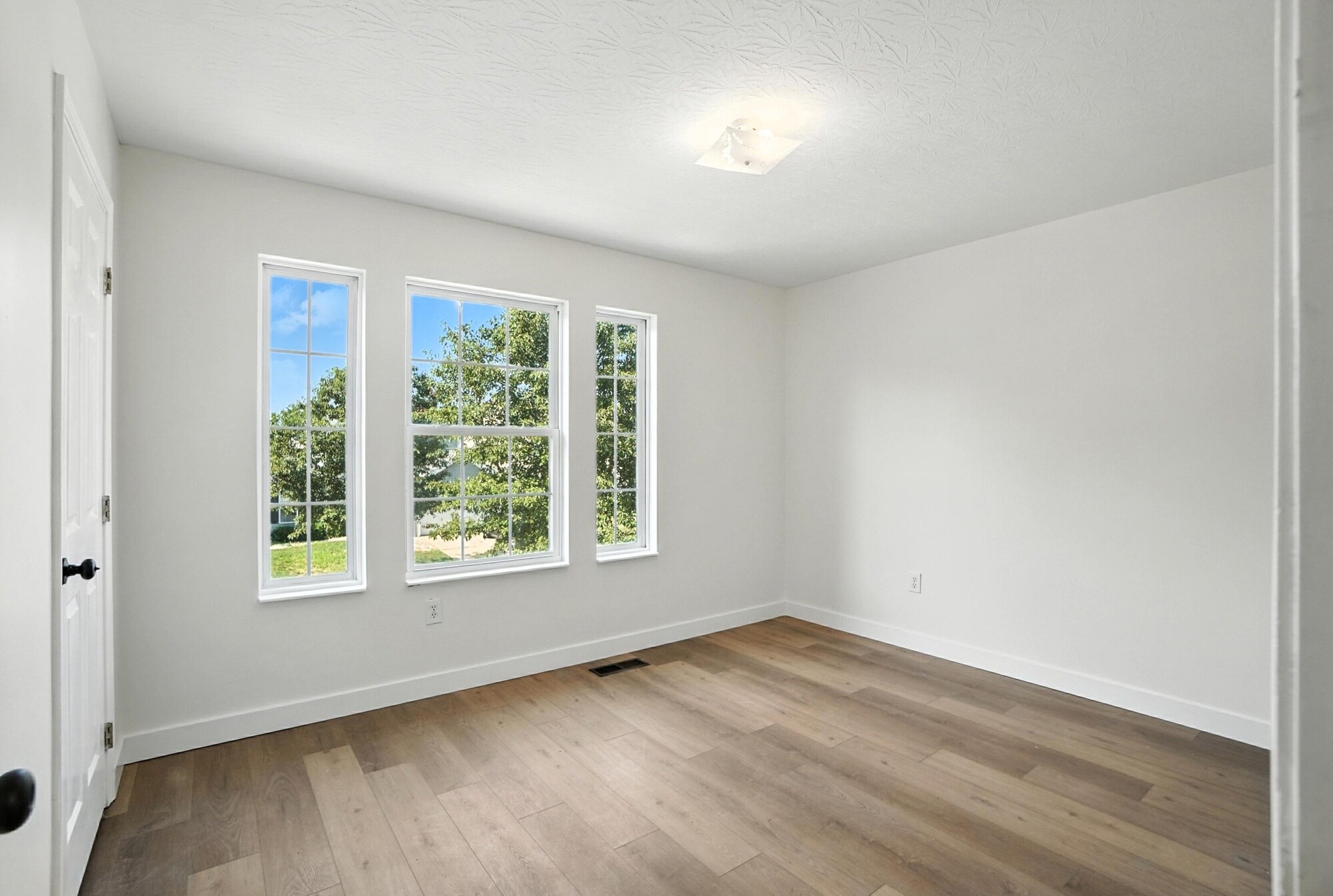 Building Photo - 2380 Oaktree Pl