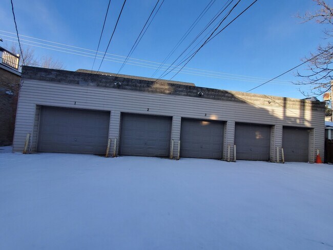 Building Photo - 3320 W Diversey Ave