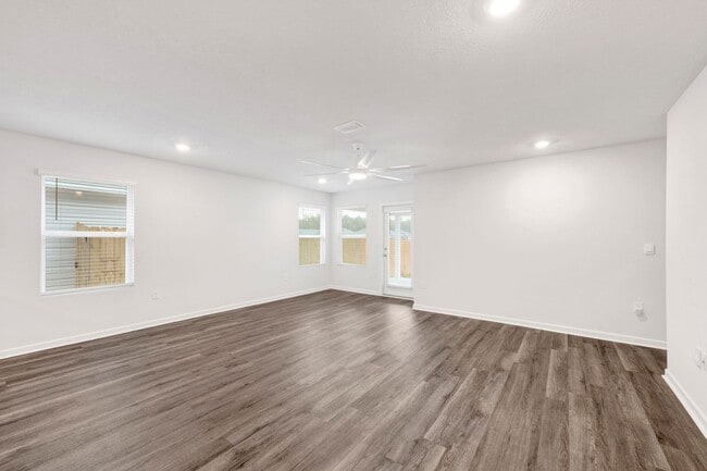 Building Photo - Spacious 5 Bedroom Home with Community Pool