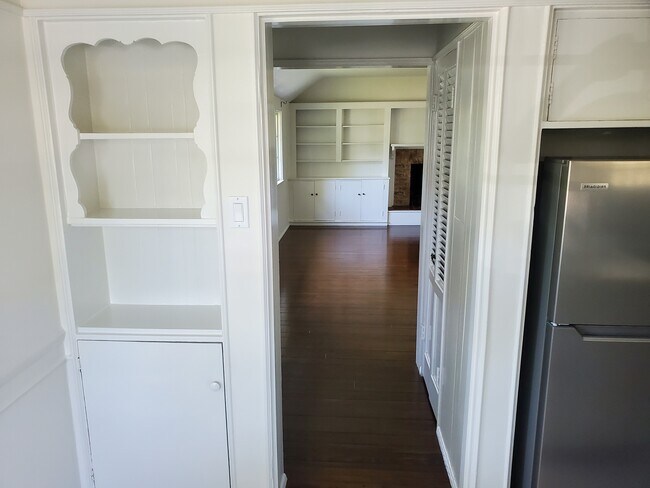 Building Photo - 8531 Rosewood Ave