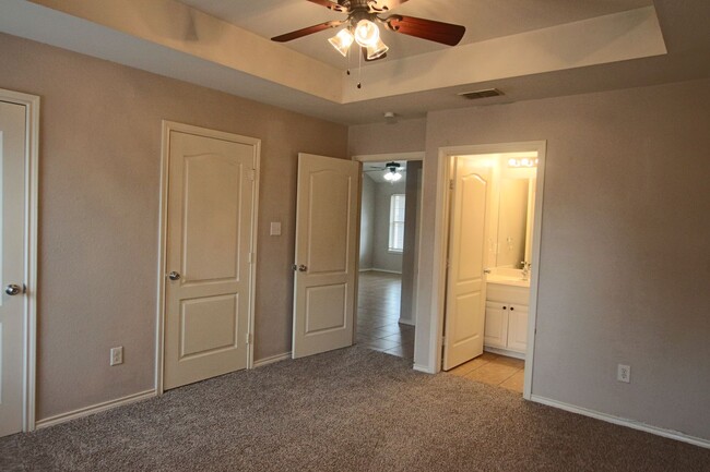 Building Photo - 3 Bedroom Duplex for Rent in Lindale! Tour...