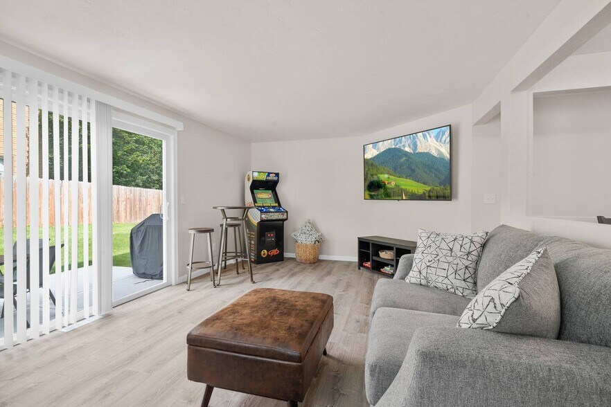 Building Photo - 2598 Parkwood Dr