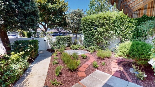 Building Photo - Spacious 4 Bedroom 3.5 Bathroom Coronado H...