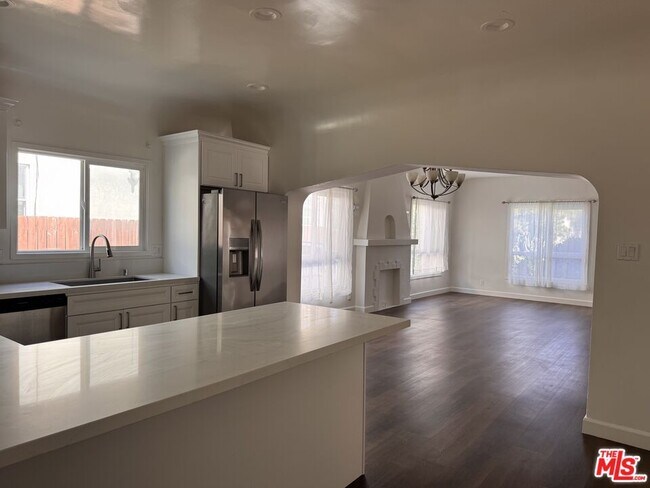 Building Photo - 1325 S Rimpau Blvd