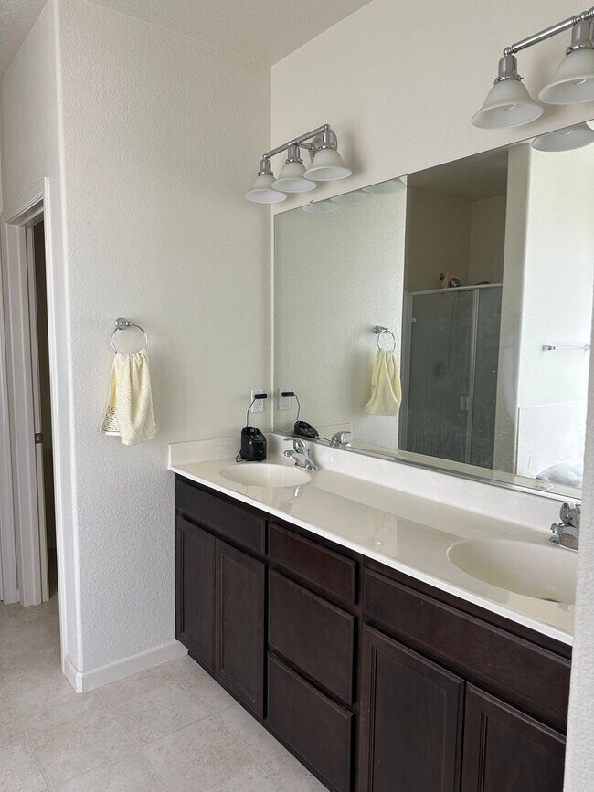 Building Photo - Beautiful Northside Los Banos Rental