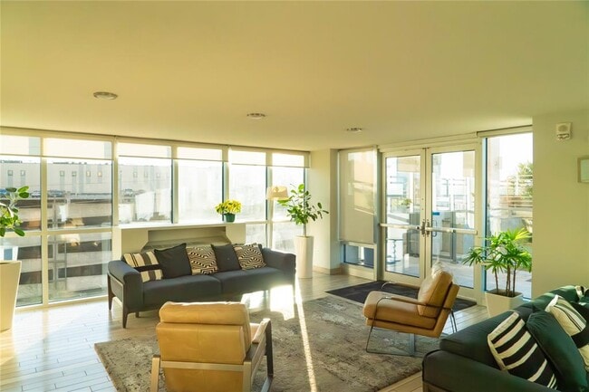 Building Photo - 300 Bowie St