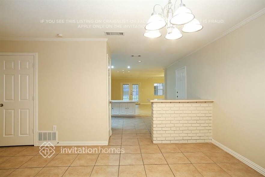 Building Photo - 807 Ross Ln
