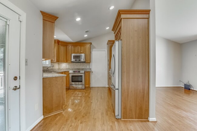 Building Photo - Modern Comfort and Convenience Await