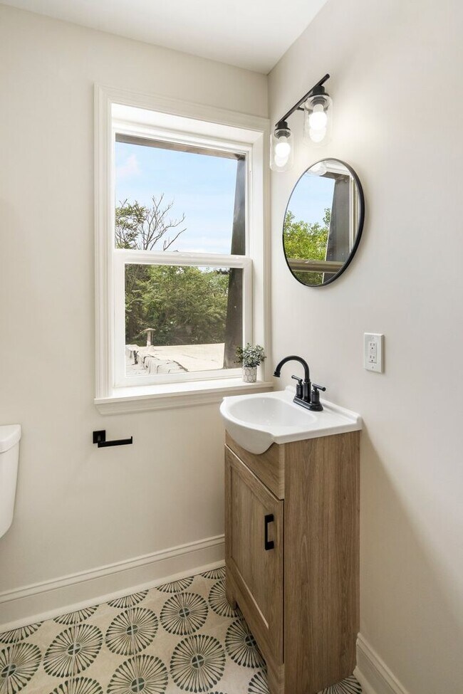 Building Photo - Beautiful 3 Bedroom 4 Bathroom East Baltim...