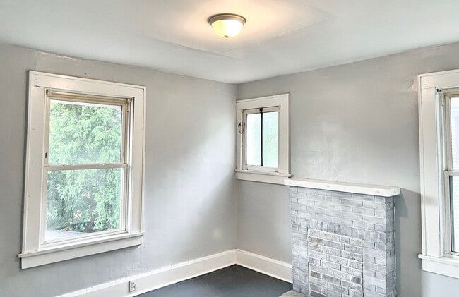 Building Photo - 1438 Rowland Ave NE
