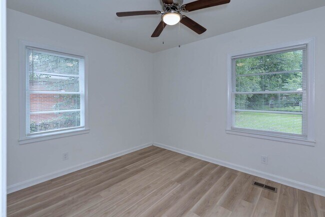 Building Photo - 2864 Hawthorne Dr
