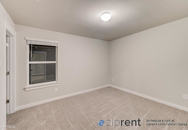 Building Photo - 4 br, 2.5 bath Townhome - 2225 Calvert Dr,...