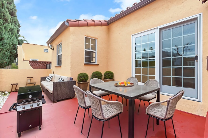 Building Photo - 827 N Laurel Ave