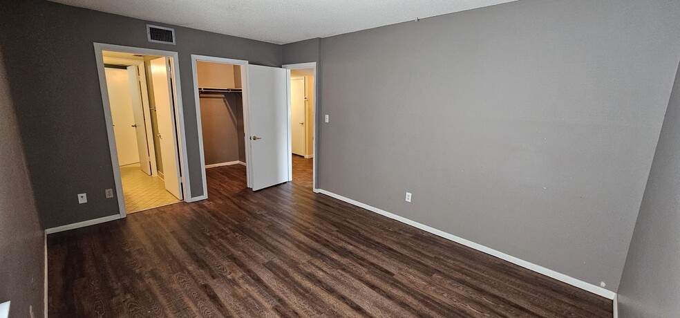 Building Photo - 682 Midway Dr