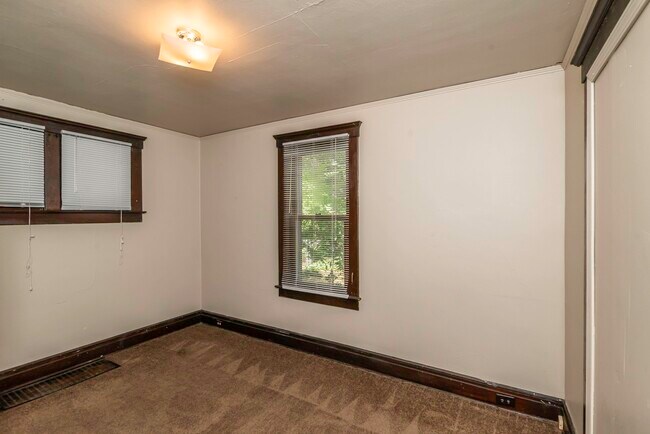 Building Photo - 831 Brookwood Pl