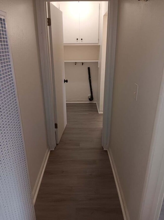 Building Photo - Updated Two bedroom, one bathroom close to shopping and schools!