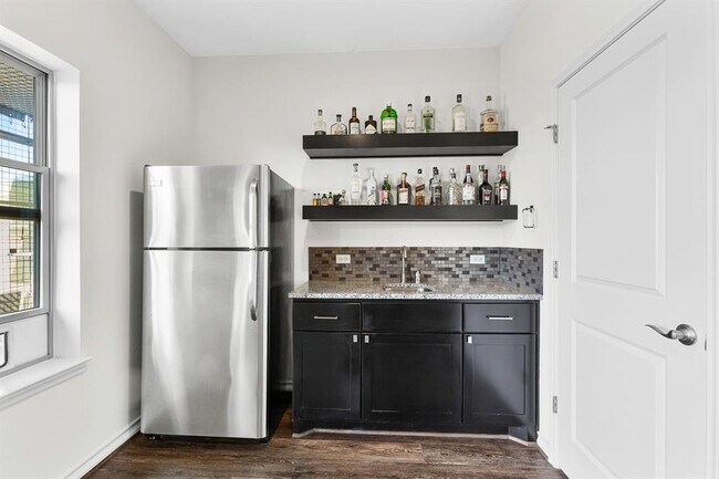 Building Photo - 221 Adams St