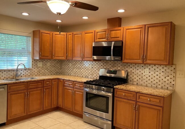 Building Photo - Beautiful Remodeled Home In Floral Park Neighborhood