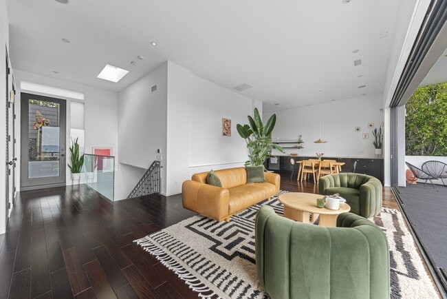 Building Photo - Architectural Contemporary with Panoramic ...