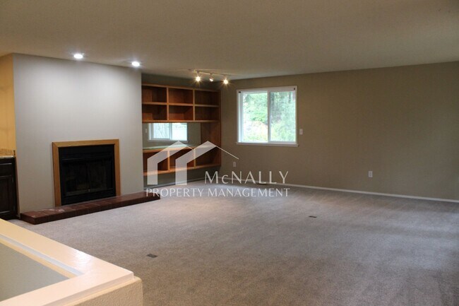 Building Photo - Beautiful 3BR Home in Cul-de-Sac – Loft, Deck & 3-Car Garage