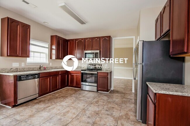 Building Photo - 4 Bedroom Pet-Friendly Home in Charlotte, NC with Main Street Renewal