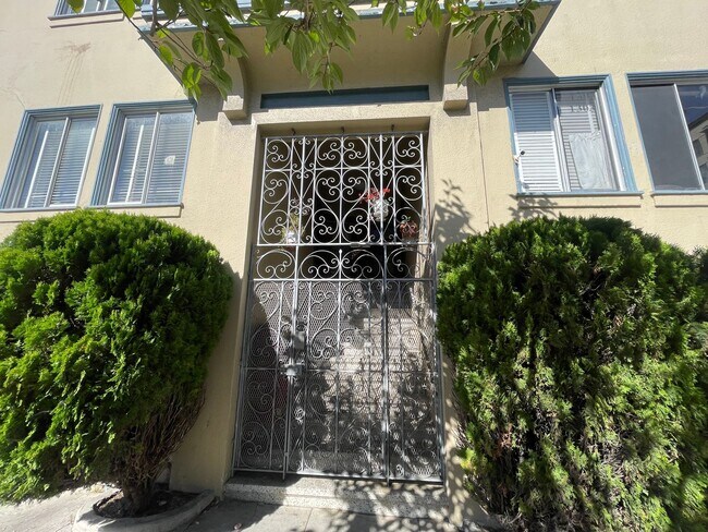 Building Photo - 1305 27th Ave