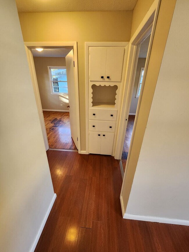 Building Photo - Spacious 3-Bedroom, 1-Bathroom Home AVAILABLE NOW!!