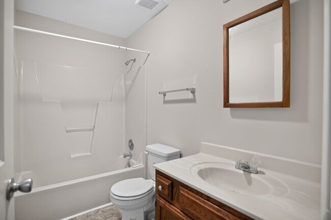 Building Photo - 2 Large Bedroom 2 level Townhouse in Fredericksburg