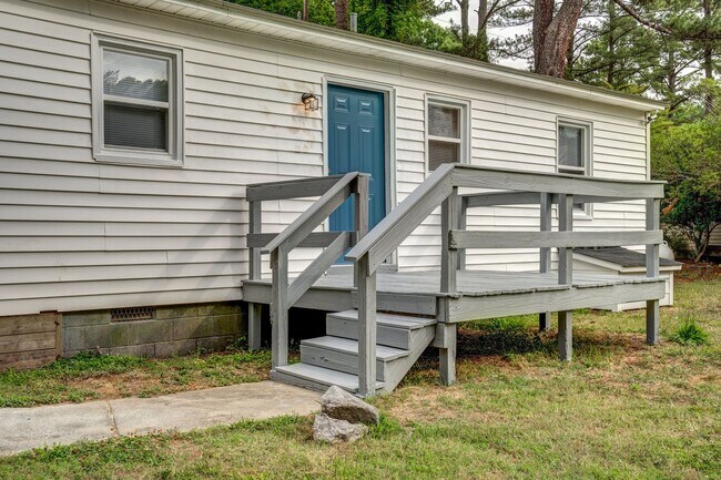 Building Photo - Quiet country living in the middle of it a...