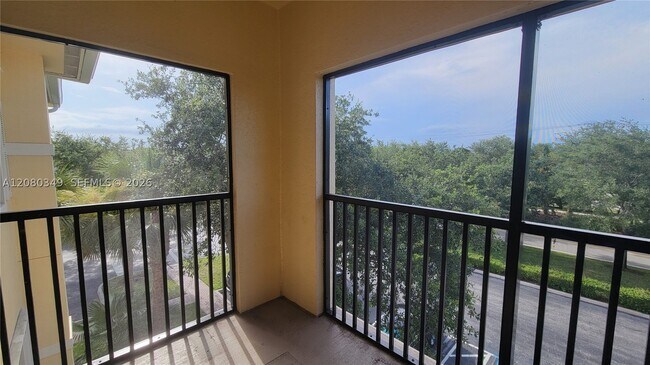 Building Photo - 3018 Alcazar Pl