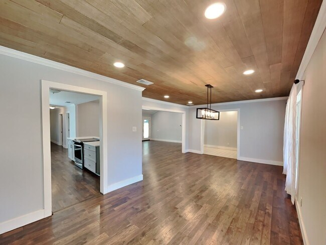Building Photo - Hidden Gem in Woodland West Estates – Spacious, Stylish & Move-In Ready!