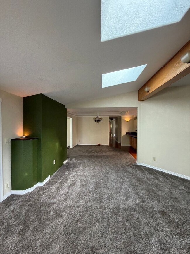 Building Photo - Rare 3-Acre 3BR Home in South Salem – Shops, Workspace & Greenhouses