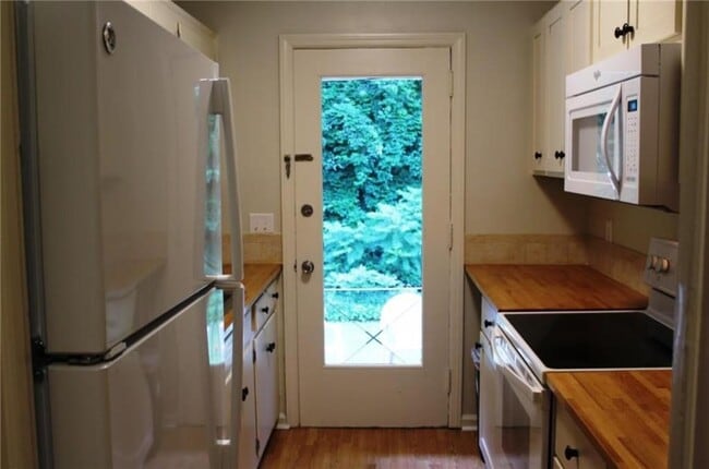 Building Photo - 438 Carriage Dr NE