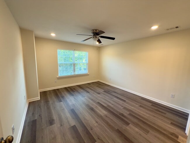 Building Photo - 613 Pershing Dr