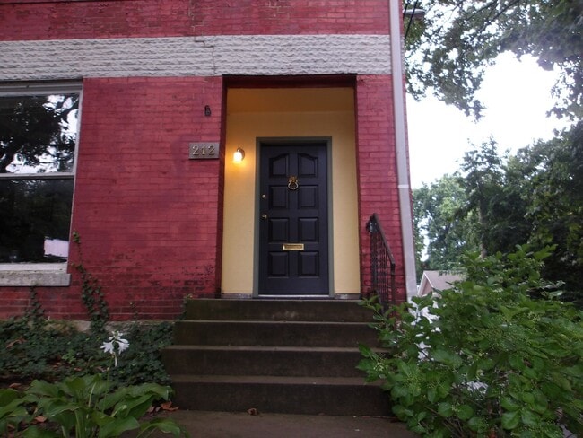 Building Photo - 212 W Lee St