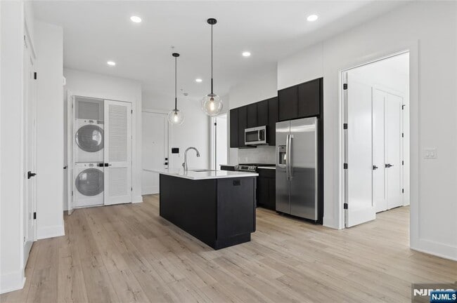 Building Photo - LIV 487