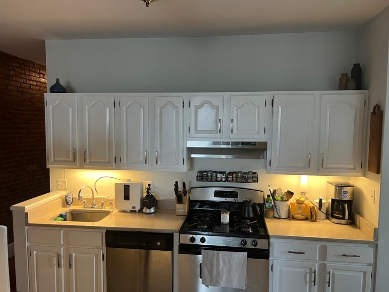 Building Photo - 2 Pearl St