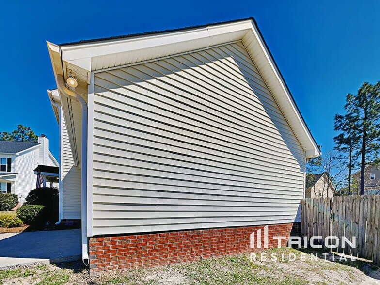 Building Photo - 169 Brooksong Dr