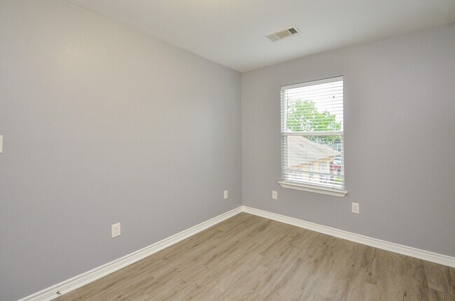 Building Photo - 303 Vincent St