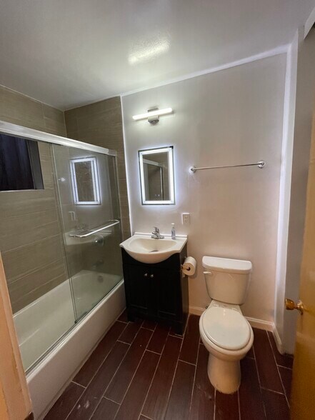 Building Photo - 144 Locksley Ave