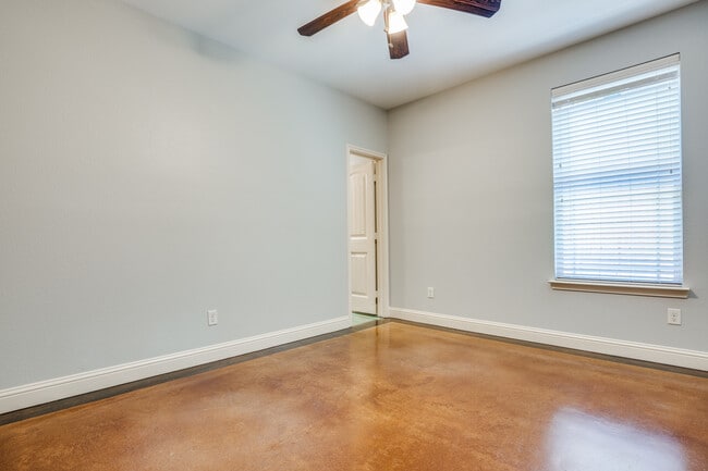 Building Photo - 2714 Merida Ave