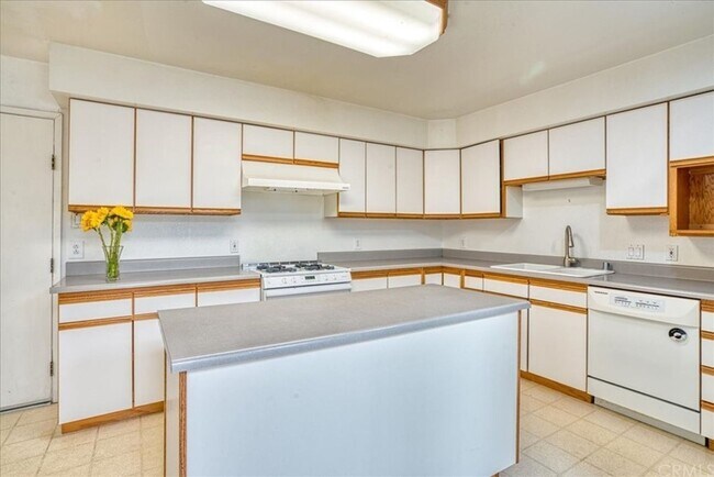 Building Photo - 5 Bedroom 3-bathroom Large single level home!