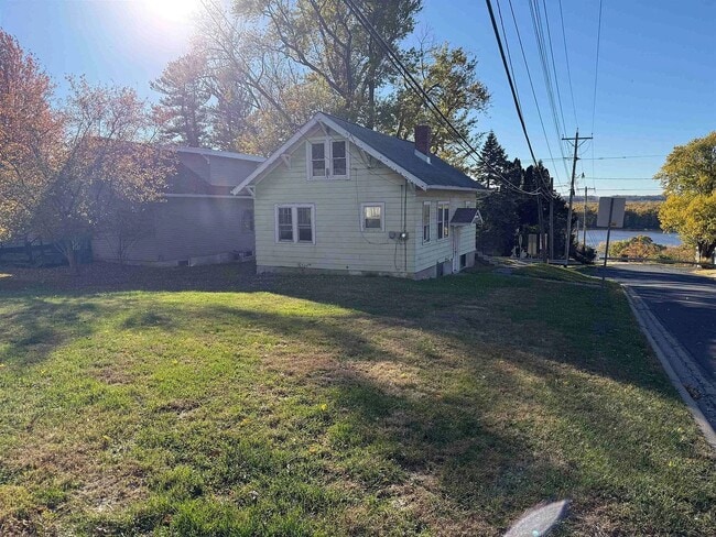 Building Photo - Charming 3-Bedroom Home with Enclosed Porch and Basement!
