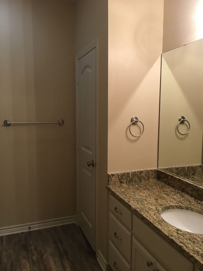 Building Photo - 115 Pinebrook Pl